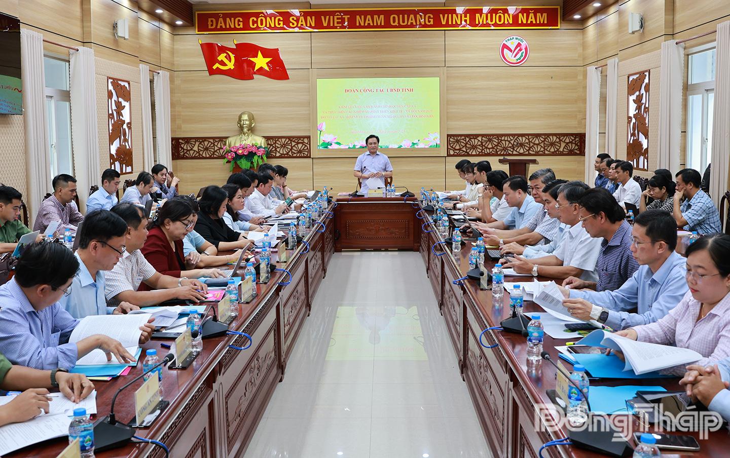 Quang cảnh buổi làm việc.