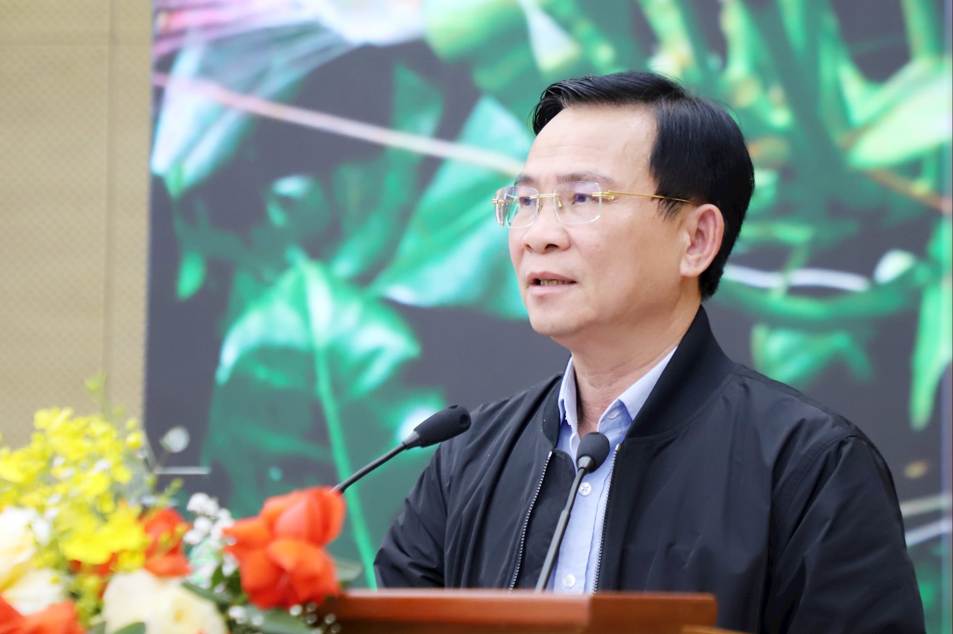 Đồng chí Hồ Văn Mười, Phó Bí thư Tỉnh ủy, Chủ tịch UBND tỉnh phát biểu khai mạc hội nghị