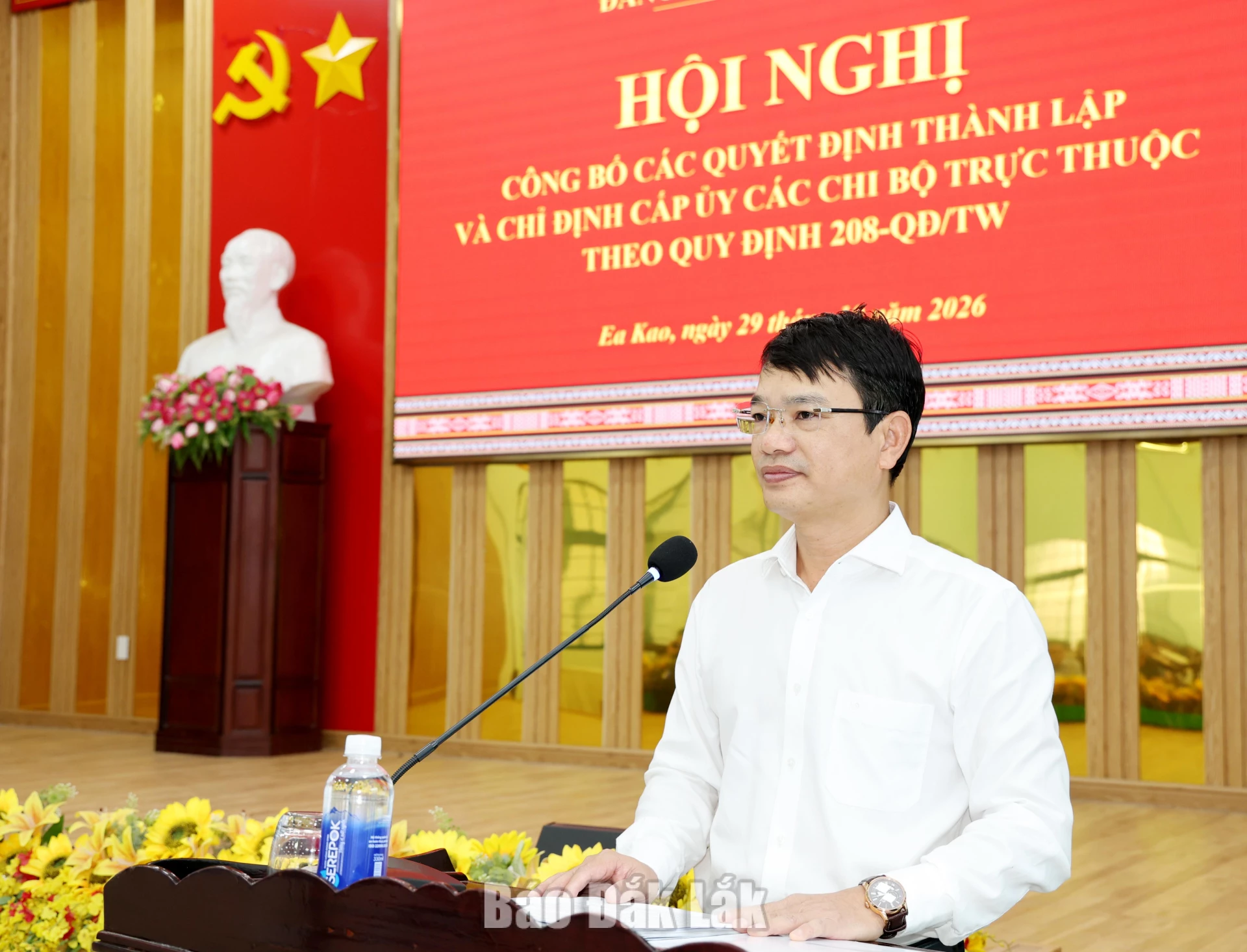 Bí thư Đảng ủy, Chủ tịch HĐND phường Ea Kao Đặng Gia Duẩn phát biểu tại hội nghị.