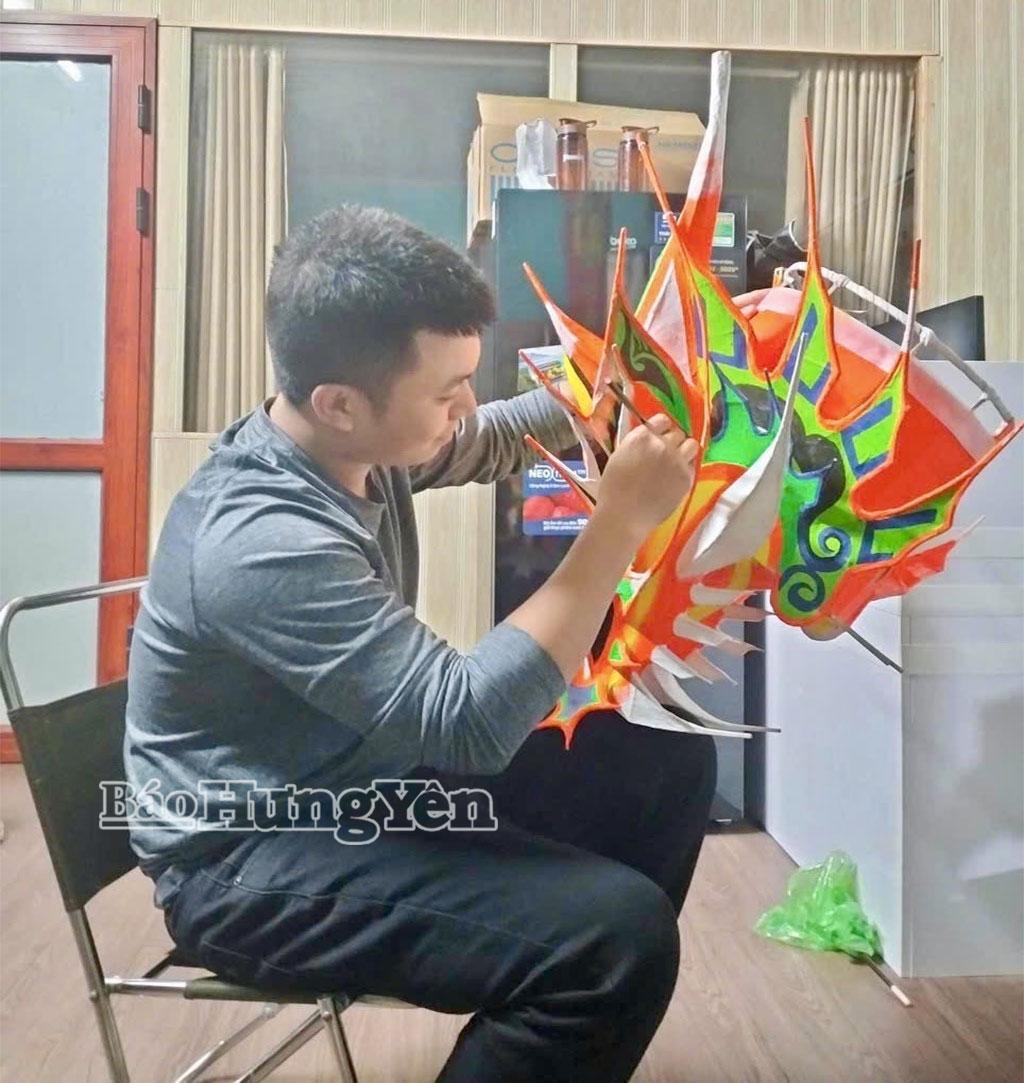 Thành viên đội Lân Hùng Anh Đường tỉ mỉ trang trí đầu sư tử chuẩn bị cho mùa Trung thu.