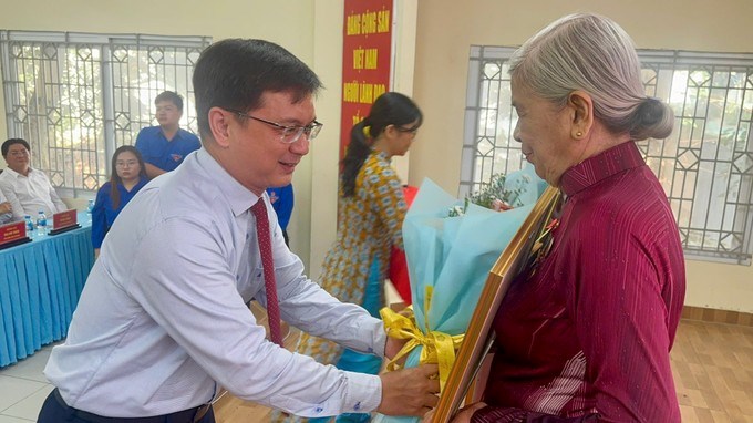 Đồng chí Nguyễn Mạnh Cường trao huy hiệu Đảng cho các Đảng viên