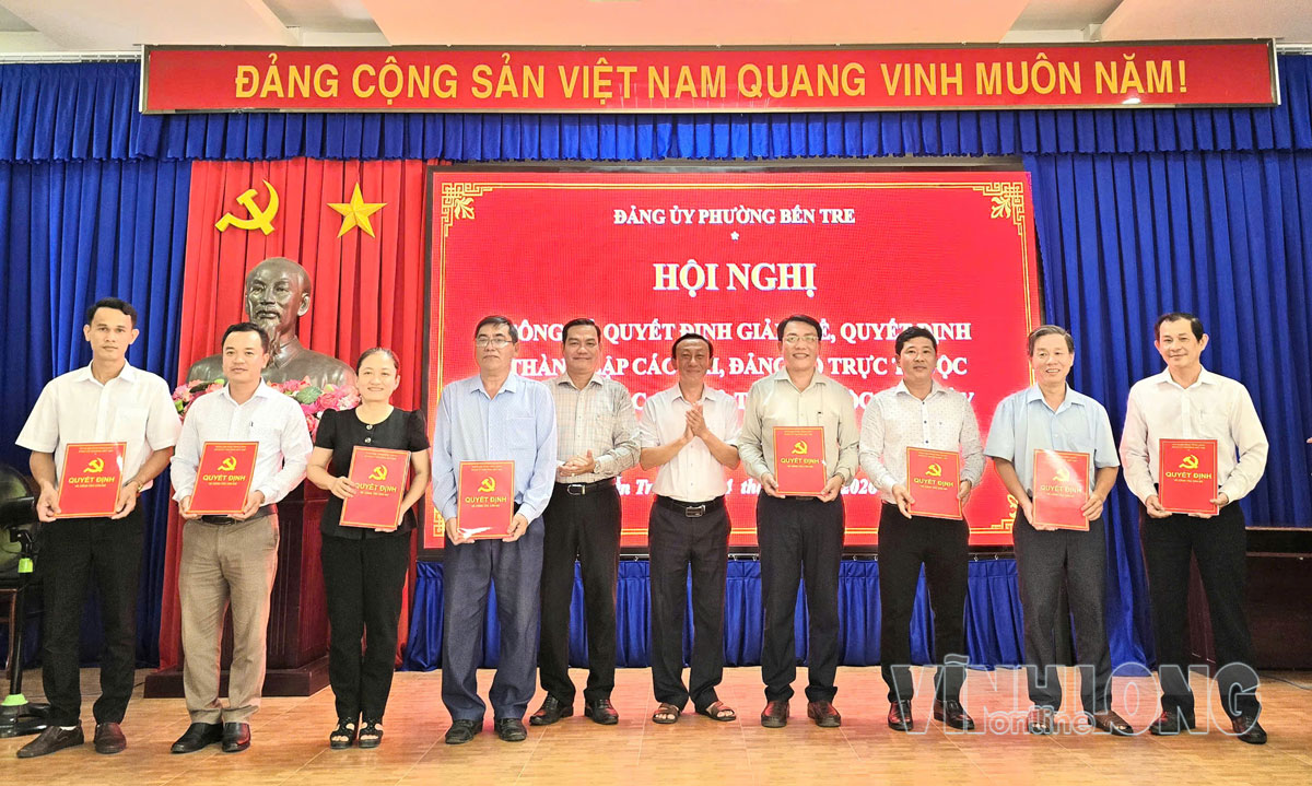 Lãnh đạo Đảng ủy phường Bến Tre trao quyết định thành lập 8 chi bộ mới.