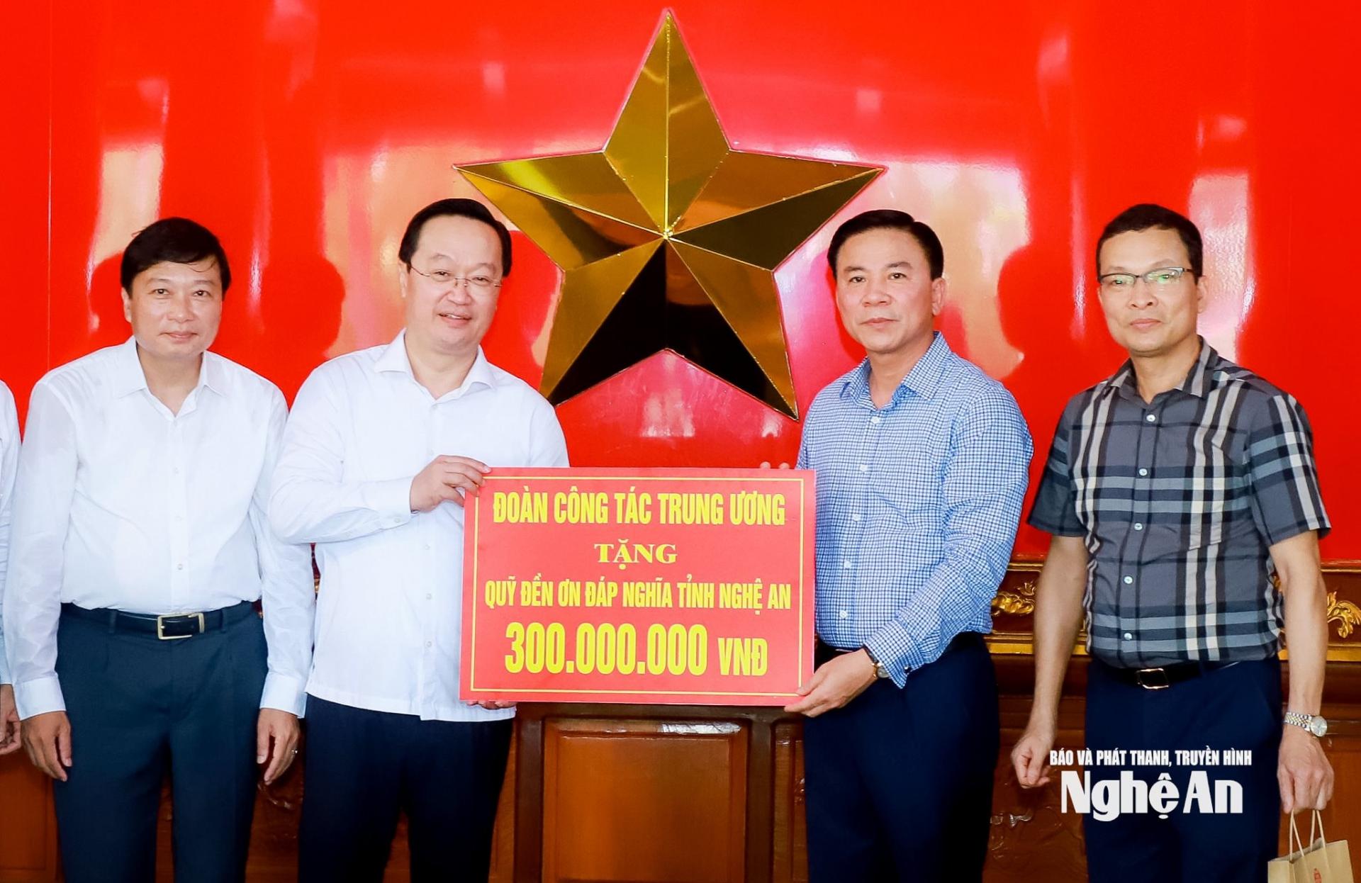 Đồng chí Đỗ Trọng Hưng - Ủy viên Ban Chấp hành Trung ương Đảng, Phó Trưởng ban Tổ chức Trung ương thay mặt đoàn công tác Trung ương trao tặng Quỹ đền ơn đáp nghĩa tỉnh Nghệ An 300 triệu đồng. Ảnh: Thành Duy