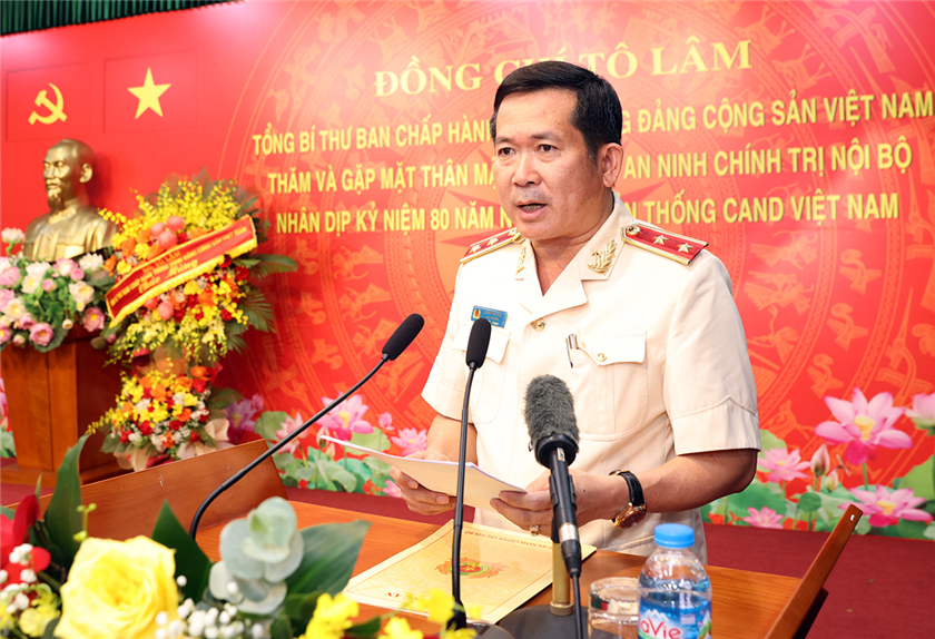 Trung tướng Đinh Văn Nơi, Cục trưởng Cục An ninh chính trị nội bộ báo cáo về công tác của Cục An ninh chính trị nội bộ thời gian qua.