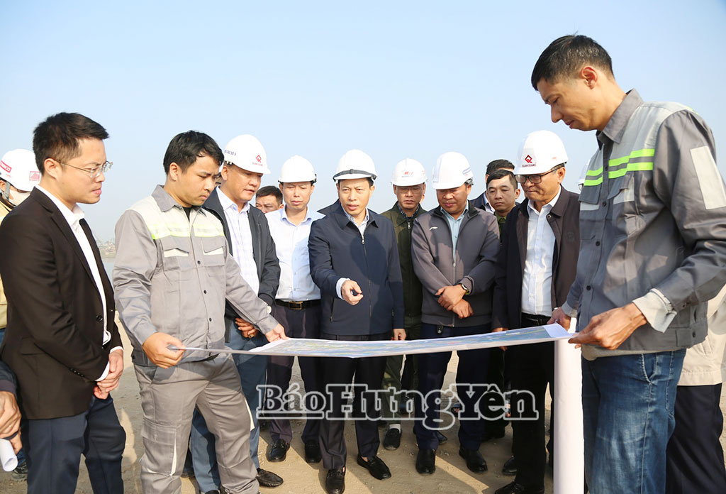 Đồng chí Lại Văn Hoàn, Phó Chủ tịch UBND tỉnh kiểm tra, chỉ đạo tiến độ thi công cầu vượt sông Trà Lý.