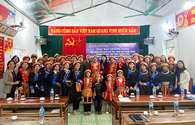 Xây dựng mô hình bảo tồn, phát huy nghệ thuật trang trí hoa văn trên trang phục và hát Páo dung của dân tộc Dao - Ảnh 1. Xây dựng mô hình bảo tồn, phát huy nghệ thuật trang trí hoa văn trên trang phục và hát Páo dung của dân tộc Dao - Ảnh 1.