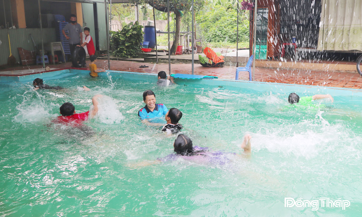 Trẻ em xã Lai Vung tham gia lớp phổ cập bơi phòng, chống đuối nước trẻ em.