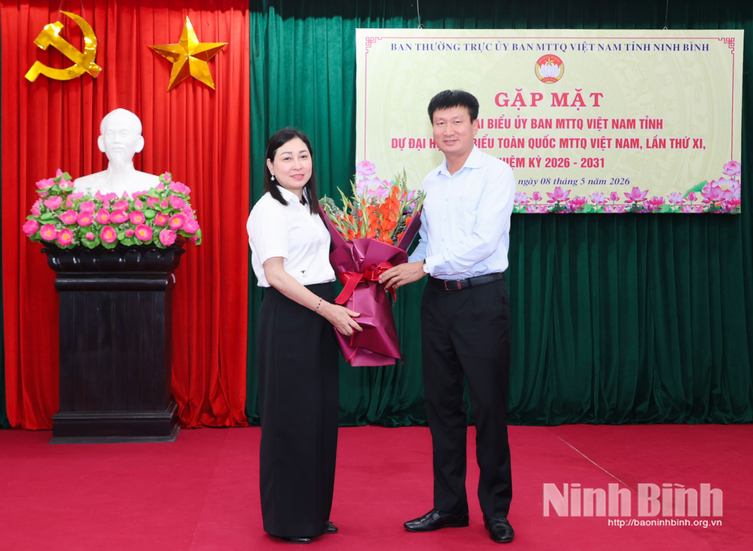 Đồng chí Trần Huy Tuấn, Ủy viên Trung ương Đảng, Bí thư Tỉnh ủy tặng hoa chúc mừng Đoàn đại biểu tỉnh dự Đại hội đại biểu toàn quốc MTTQ Việt Nam lần thứ XI.
