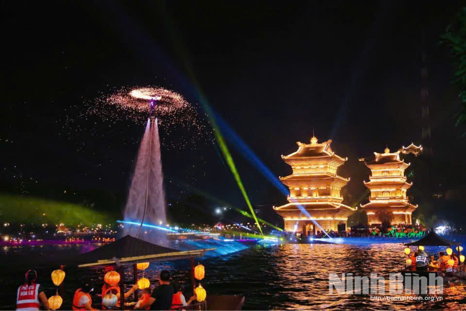 Phố cổ Hoa Lư tổ chức đa dạng hoạt động vui chơi, giải trí về đêm cho du khách trong dịp Quốc khánh 2/9.