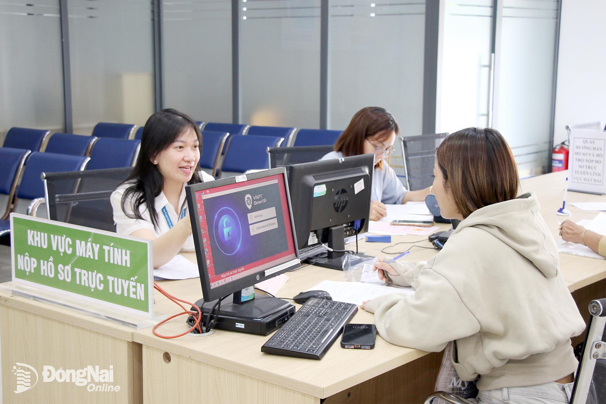 Chuyên viên Trung tâm Phục vụ hành chính công thành phố Đồng Nai hỗ trợ người dân đăng ký thực hiện thủ tục hành chính trực tuyến.