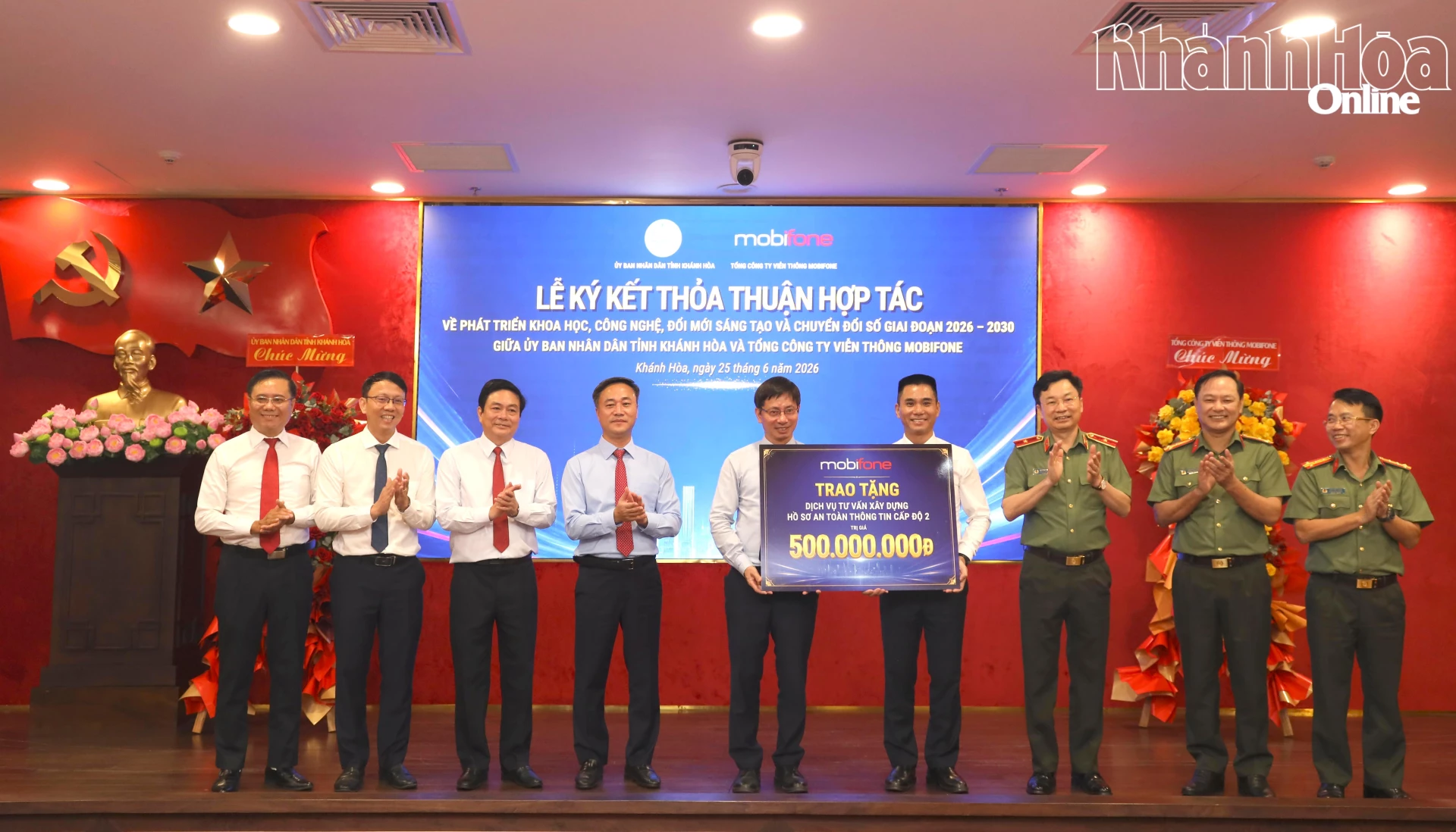 MobiFone Khánh Hòa tặng tỉnh Khánh Hòa dịch vụ tư vấn xây dựng hồ sơ an toàn thông tin cấp độ 2, trị giá 500 triệu đồng.