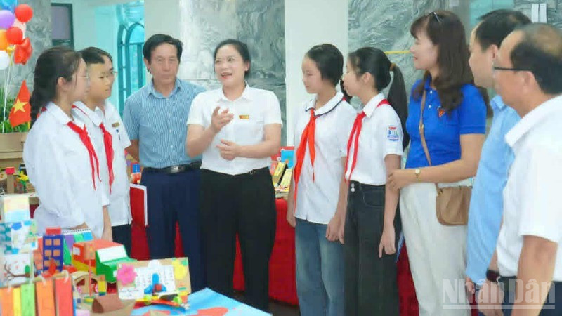 Bí thư Đảng ủy xã Vũ Thư, tỉnh Hưng Yên Phạm Thị Như Phong trao đổi với các em học sinh trên địa bàn.