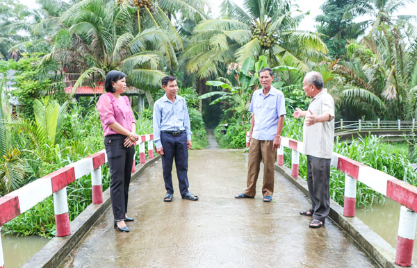 Lãnh đạo xã An Trường và Ban Nhân dân Ấp 8 trao đổi phương án vận động nguồn lực xây dựng cầu nông thôn.    Ảnh: SƠN TUYỀN