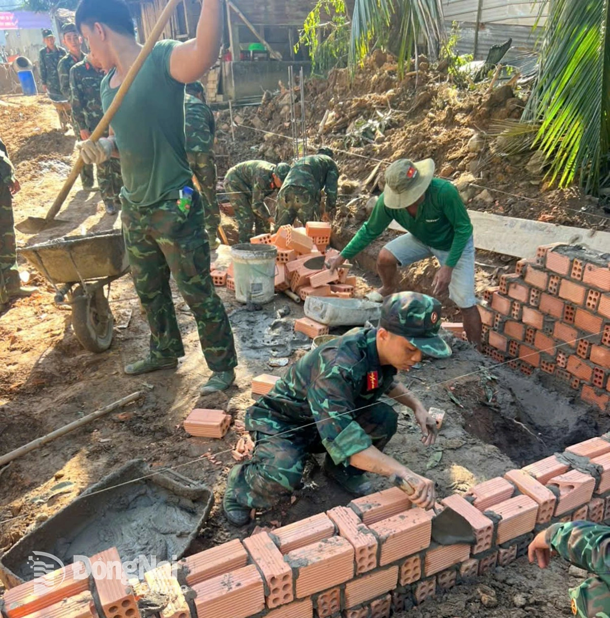Đến trưa 12-12, móng nhà, tường gạch đã và đang được cán bộ, chiến sĩ Bộ Chỉ huy Quân sự tỉnh Đồng Nai nhanh chóng xây dựng. Ảnh: ĐVCC