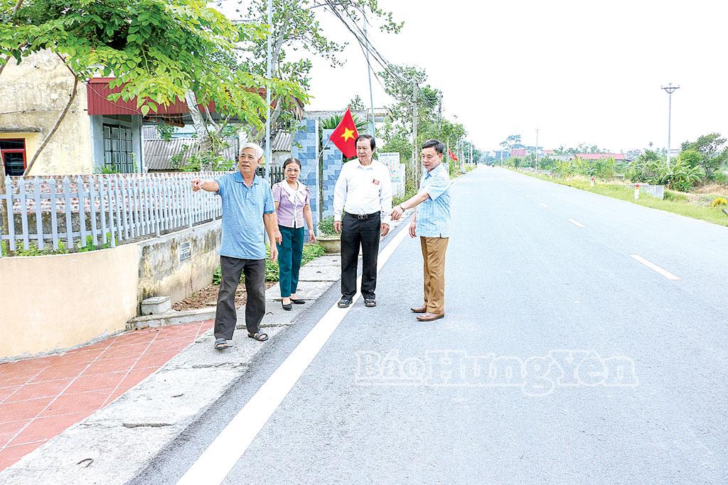 Người dân thôn Bương Hạ Đông, xã Ngọc Lâm đồng thuận và tự nguyện hiến hàng trăm m2 đất cùng tài sản trên đất trị giá hàng tỷ đồng để mở rộng đường.