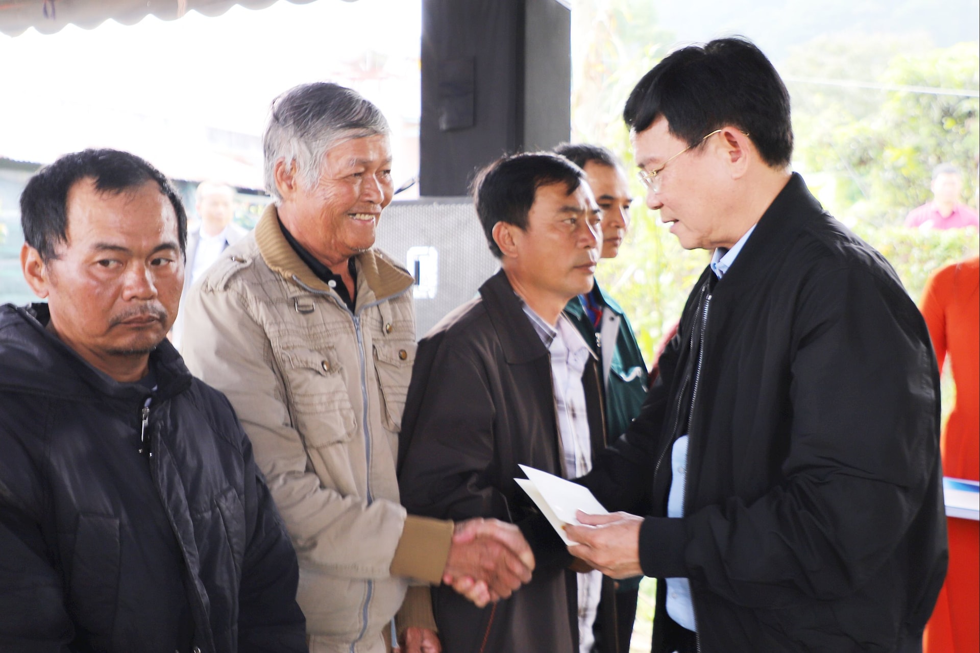 Đồng chí Hồ Văn Mười, Phó Bí thư Tỉnh ủy, Chủ tịch UBND tỉnh trao quà tới các hộ dân xã D