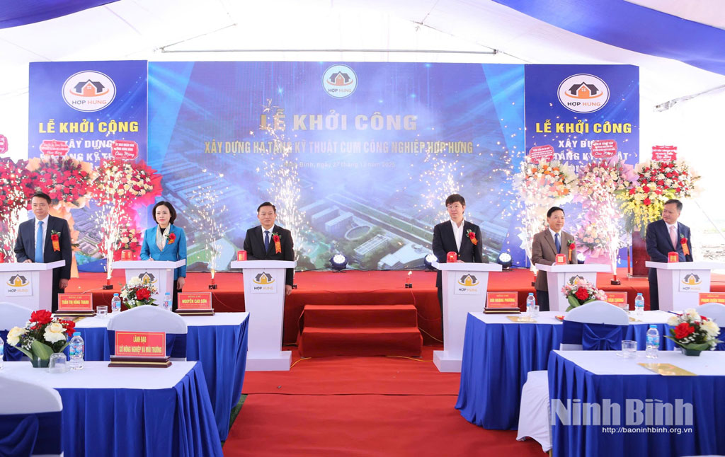 Các đại biểu thực hiện nghi thức nhấn nút khởi công xây dựng hạ tầng kỹ thuật Cụm công nghiệp Hợp Hưng.