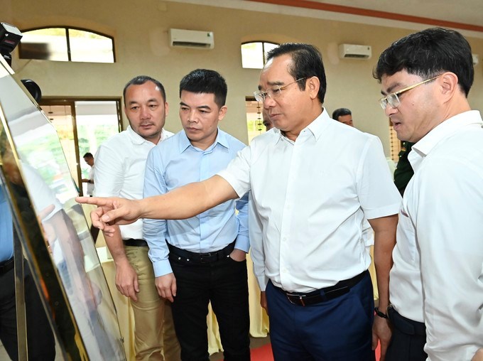 Chủ tịch UBND TPHCM Nguyễn Văn Được trao đổi với lãnh đạo Đặc khu Côn Đảo về quy hoạch. (Ảnh SGGP)