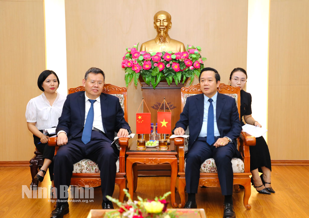 Đồng chí Phạm Quang Ngọc, Phó Bí thư Tỉnh ủy, Chủ tịch UBND tỉnh tiếp xã giao đồng chí Cheng Yongwen, Phó Tỉnh trưởng Chính quyền Nhân dân tỉnh Hồ Bắc