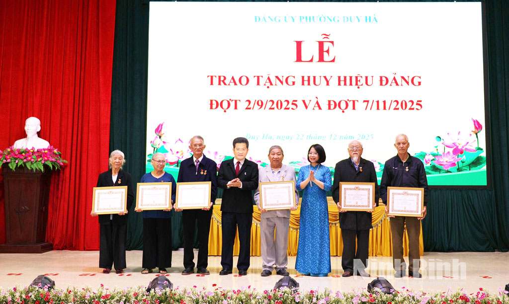 Các đồng chí: Trần Anh Dũng, Ủy viên Ban Thường vụ Tỉnh ủy, Phó Chủ tịch UBND tỉnh; Ngô Thị Hương Lan, Bí thư Đảng ủy, Chủ tịch HĐND phường trao huy hiệu Đảng cho các đồng chí Đảng viên.