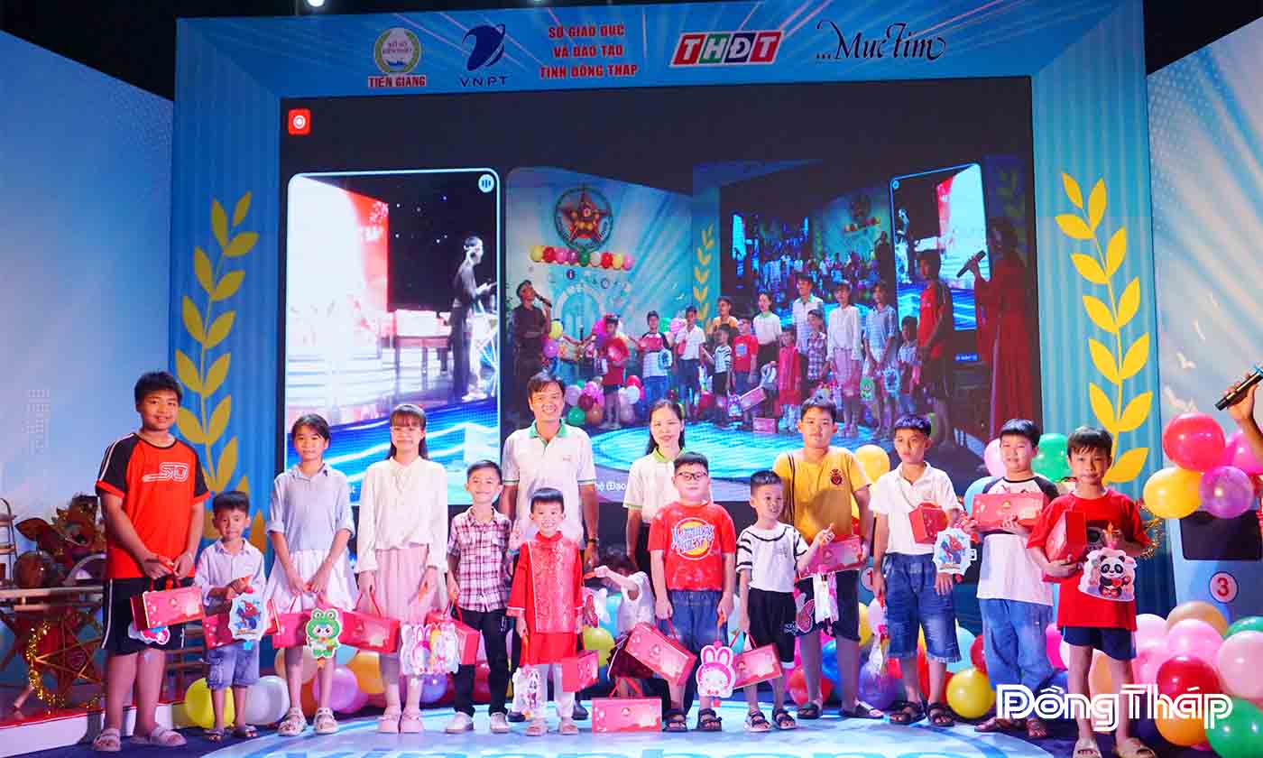 Lãnh đạo cơ quan Báo và Phát thanh, Truyền hình Đồng Tháp trao quà cho con em cán bộ, viên chức, lao động của Báo và Phát thanh, Truyền hình Đồng Tháp.