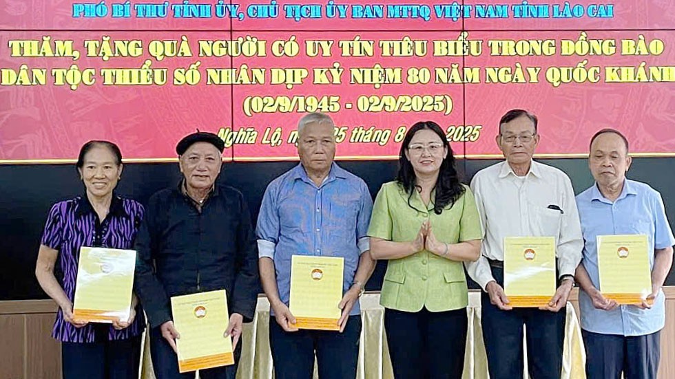 Đồng chí Giàng Thị Dung tặng quà người có uy tín tiêu biểu. dong-chi-giang-thi-dung-pho-bi-thu-tinh-uy-chu-tich-uy-ban-mttq-viet-nam-tinh-lao-cai-tang-qua-cho-nguoi-co-uy-tin.jpg