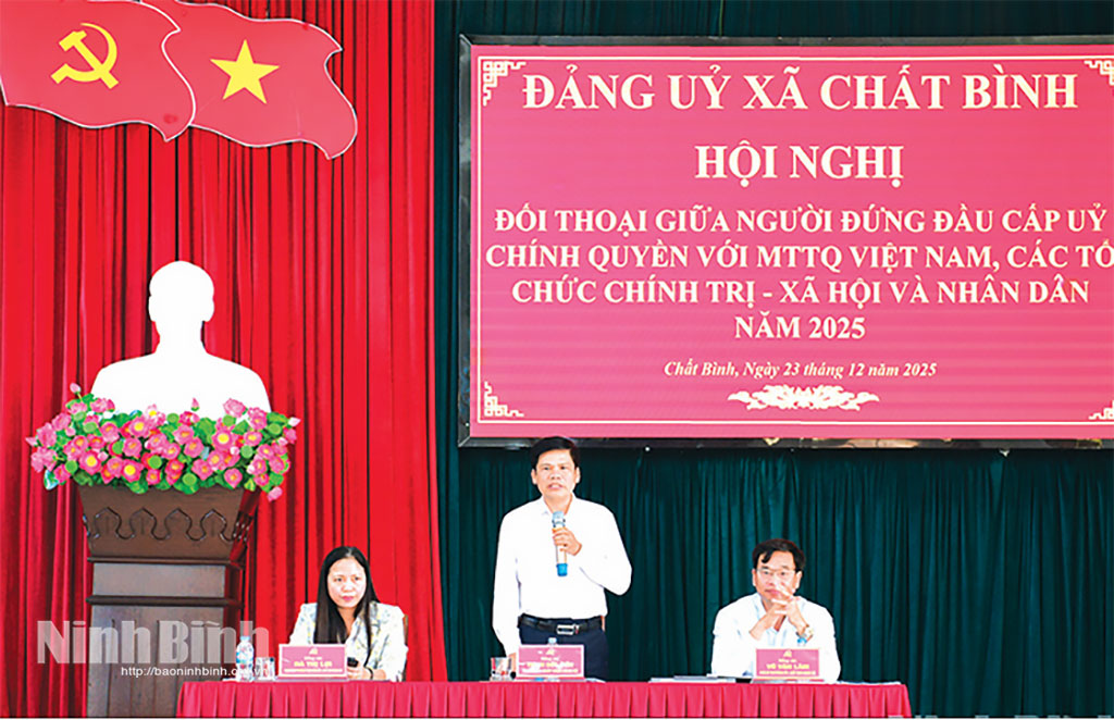 Đồng chí Thịnh Đức Tiền, Bí thư Đảng ủy xã Chất Bình tiếp thu, làm rõ những vấn đề nhân dân kiến nghị tại hội nghị đối thoại. Ảnh: Trần Ích