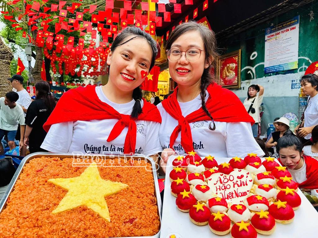 Người dân làm những món ăn hình cờ đỏ sao vàng thể hiện tình yêu Tổ quốc.