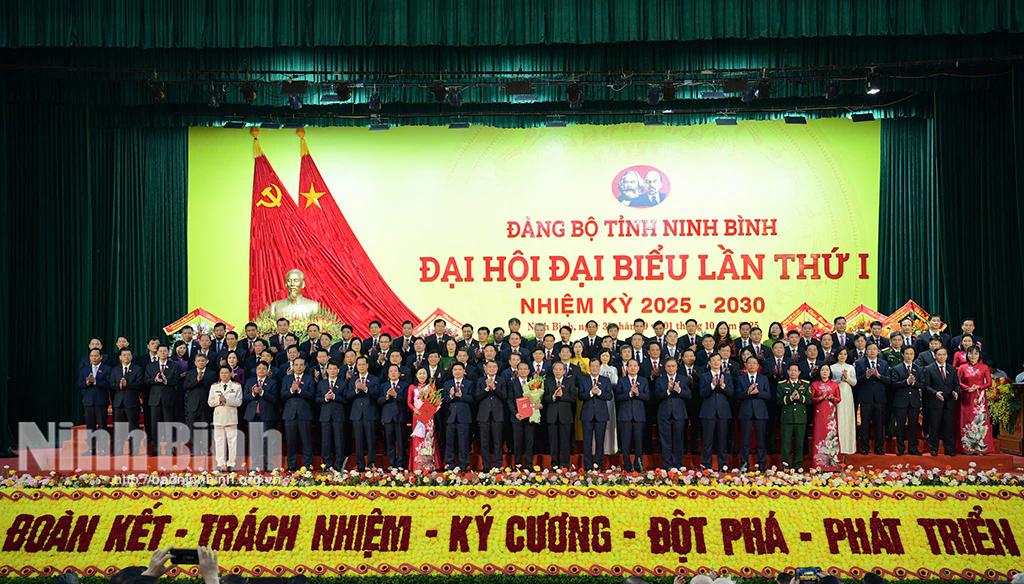 Đồng chí Lê Minh Hưng, Ủy viên Bộ Chính trị, Bí thư Trung ương Đảng, Trưởng Ban Tổ chức Trung ương trao Quyết định của Bộ Chính trị về chỉ định Ban Chấp hành Đảng bộ tỉnh nhiệm kỳ 2025-2030. Ảnh: Trường Giang