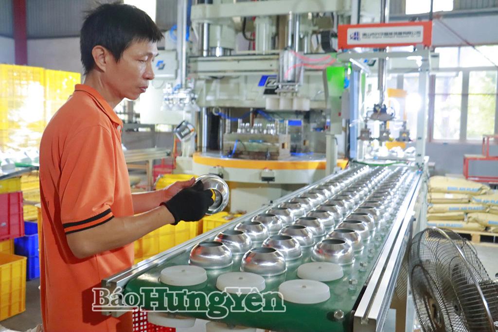 Nhờ sớm có quỹ đất sạch, Công ty TNHH Sản xuất đèn pin, vợt muỗi G8 đã đi vào hoạt động.