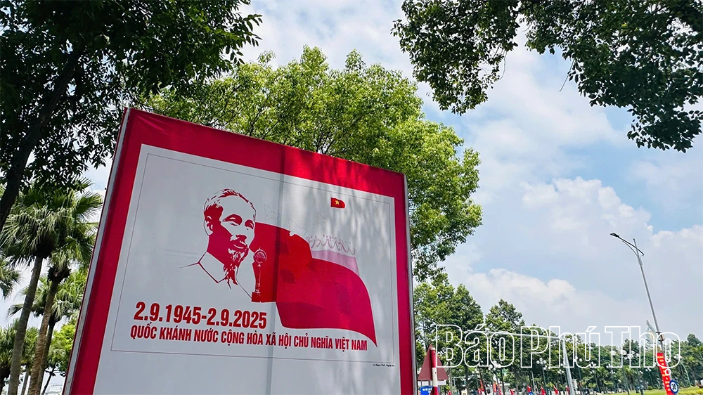 Đường phố rực rỡ cờ hoa chào mừng Quốc khánh 2/9