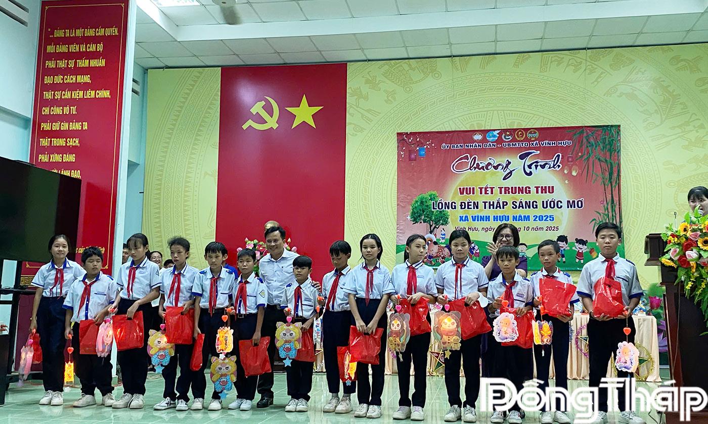 Trao quà cho các em học sinh