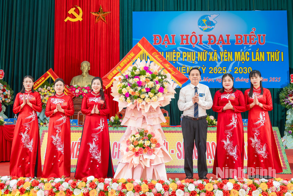 Lãnh đạo xã Yên Mạc tặng hoa chúc mừng Đại hội.