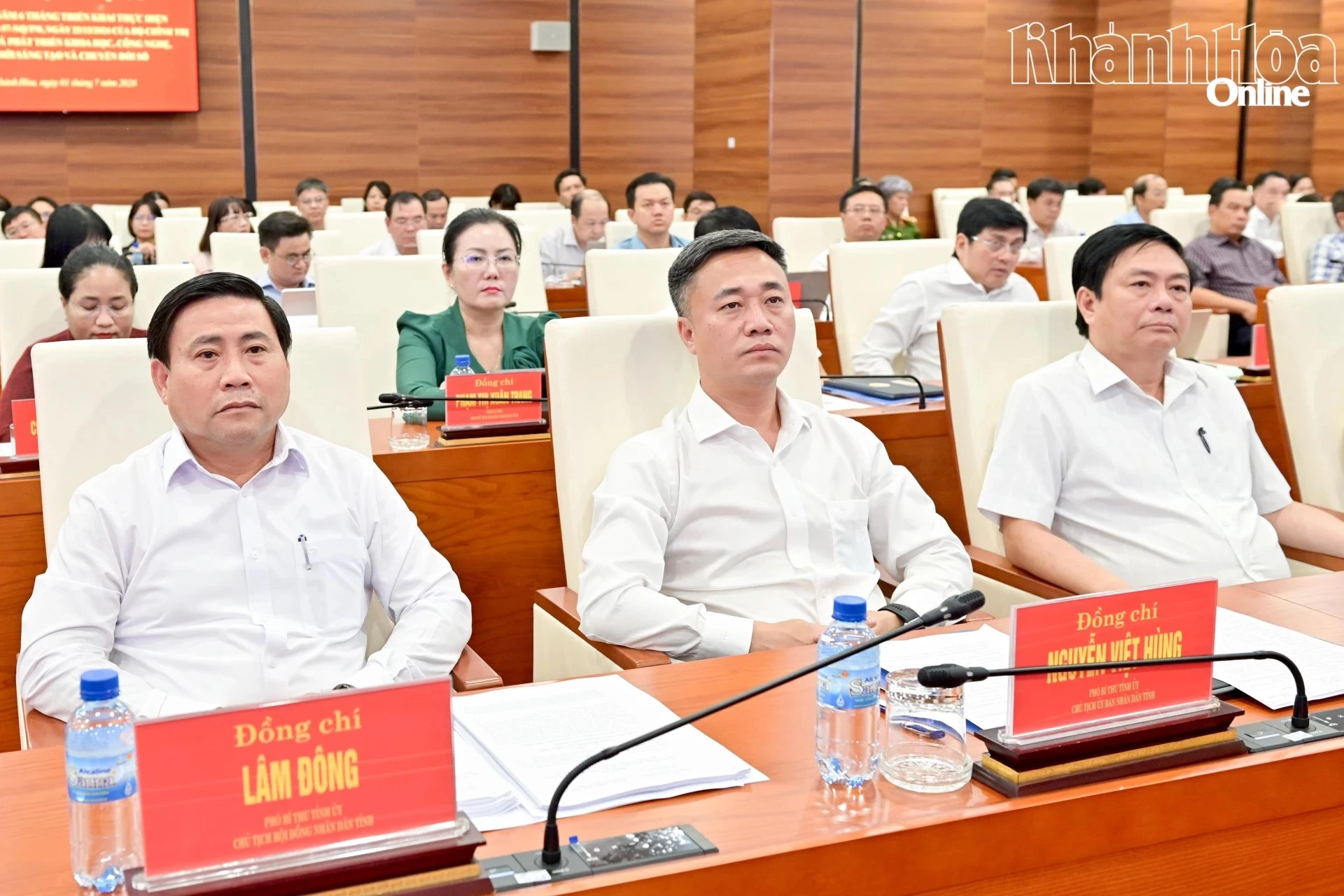 Đồng chí Lâm Đông, đồng chí Nguyễn Việt Hùng và đồng chí Lữ Thanh Hải - Ủy viên Ban Thường vụ Tỉnh ủy, Phó Chủ tịch Thường trực HĐND tỉnh tham dự hội nghị.