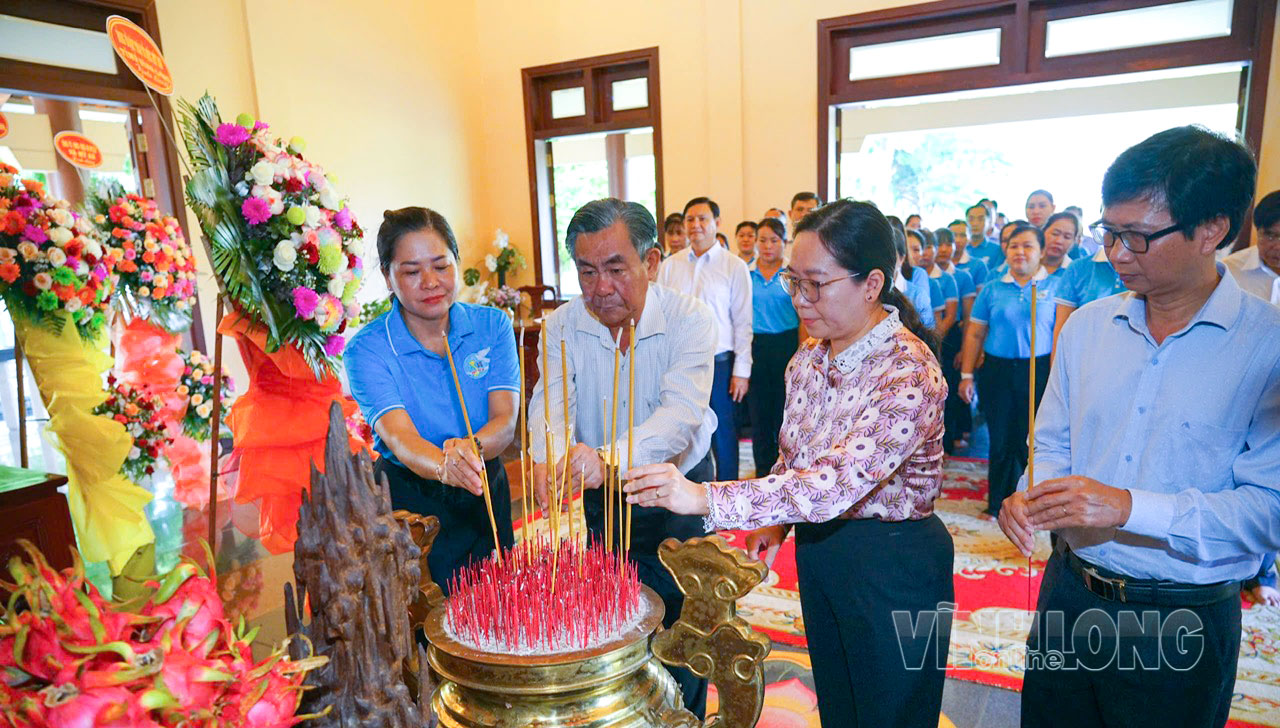 Các đại biểu dâng hương Thủ tướng Chính phủ Võ Văn Kiệt.