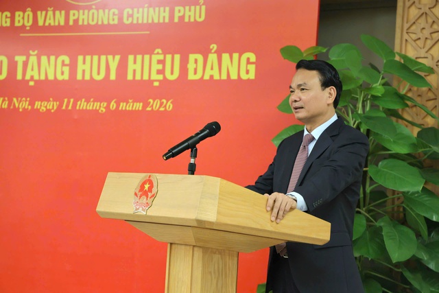 Trao Huy hiệu 30 năm tuổi Đảng cho đảng viên thuộc Đảng bộ Văn phòng Chính phủ- Ảnh 2.