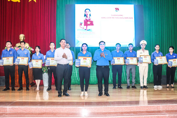 Học và làm theo Bác, chị Trần Lê Ánh Thảo (giữa) phấn đấu làm tốt việc của mình mỗi ngày.