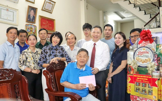 Đoàn đến thăm, tặng quà cán bộ tiền khởi nghĩa Trần Văn Phú