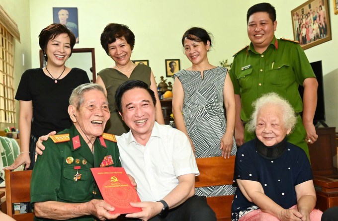 Đồng chí Đặng Minh Thông trao quà của TPHCM đến ông Thương cùng gia đình. (Ảnh: SGGP)