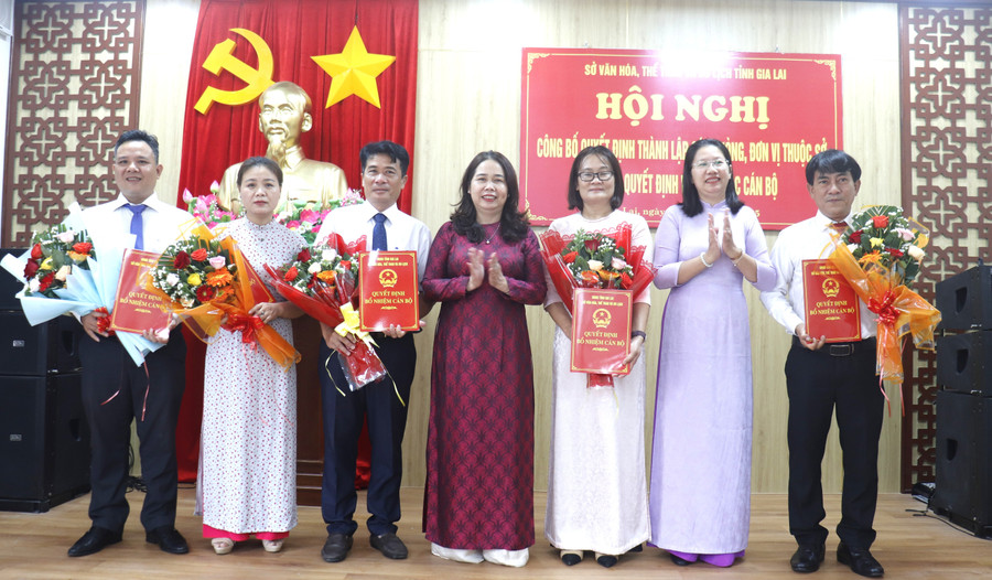 Lãnh đạo Sở Văn hóa-Thể thao và Du lịch trao quyết định cho Trưởng phòng của 5 phòng chuyên môn. Ảnh: M.H 2.jpg