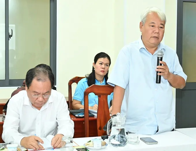 Đồng chí Võ Khắc Thái, Phó Chủ tịch LĐLĐ TPHCM, trao đổi tại buổi làm việc. (Ảnh: SGGP)