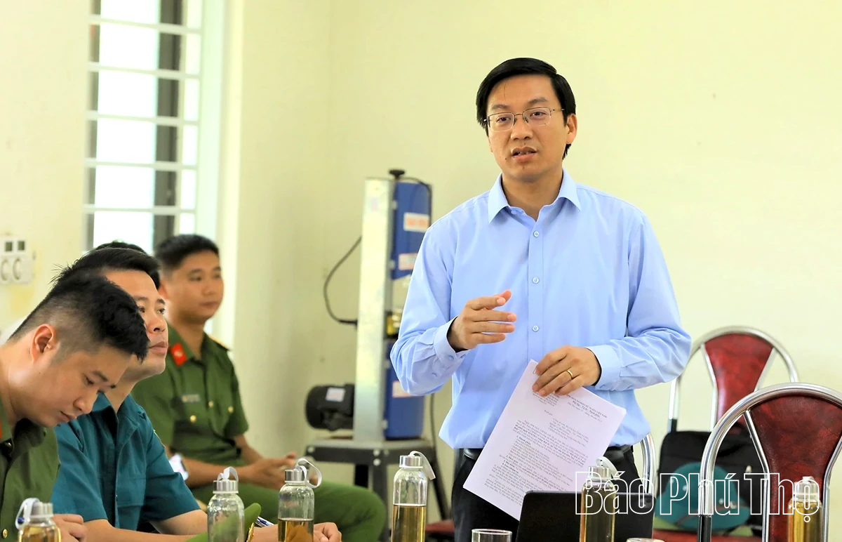 Chủ tịch UBND tỉnh Trần Duy Đông kiểm tra, cho ý kiến về xây mới trụ sở xã Trung Sơn, sau sạt lở do bão số 5