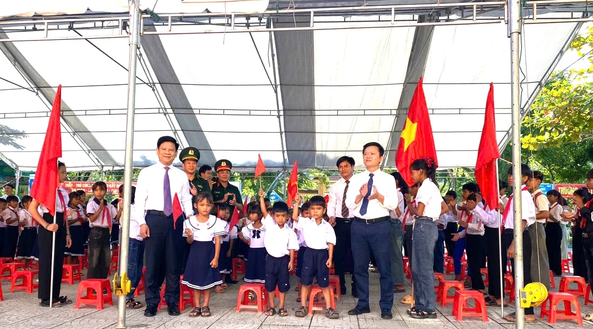 Chào đón 31 em học sinh lớp 1 trong năm học 2025-2026 - Ảnh: H.L