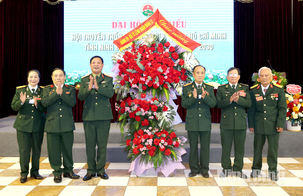 Thiếu tướng Nguyễn Thanh Bình, Phó Chính ủy Quân đoàn 12 tặng hoa chúc mừng Đại hội.