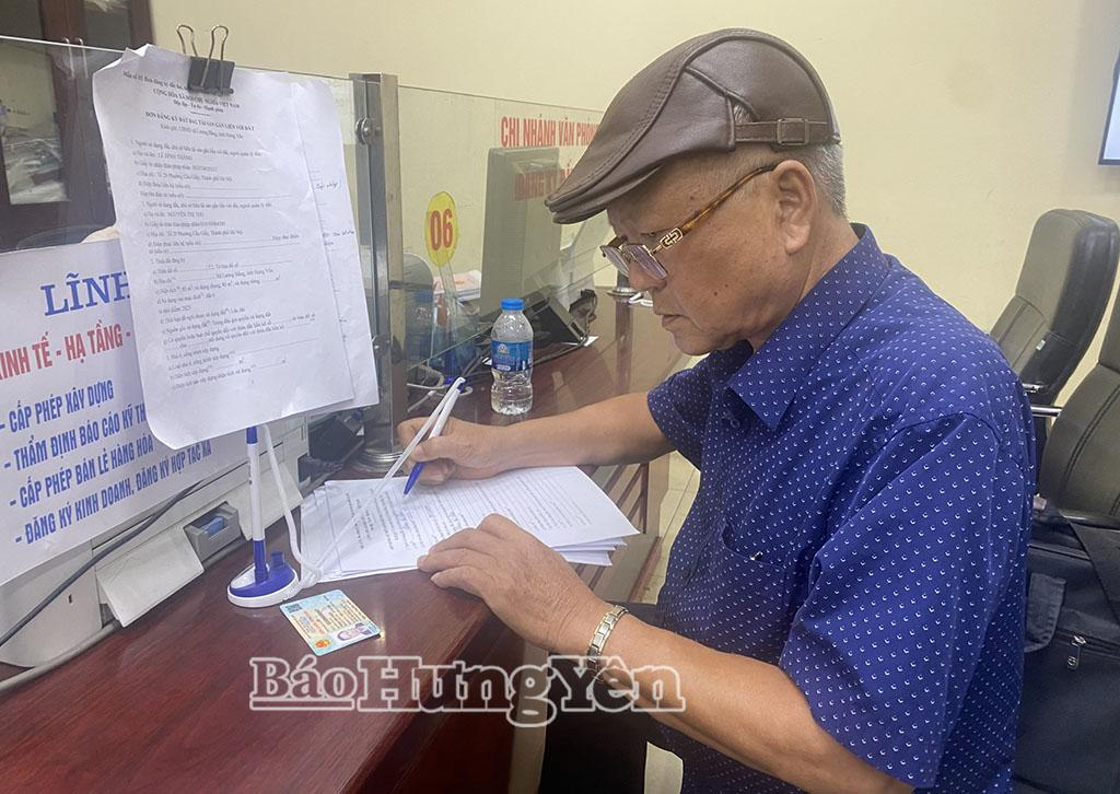 Ông Phan Văn Phiên ở phường Long Biên (thành phố Hà Nội) làm thủ tục về cấp giấy chứng nhận quyền sử dụng đất tại Trung tâm Phục vụ hành chính công xã Lương Bằng.