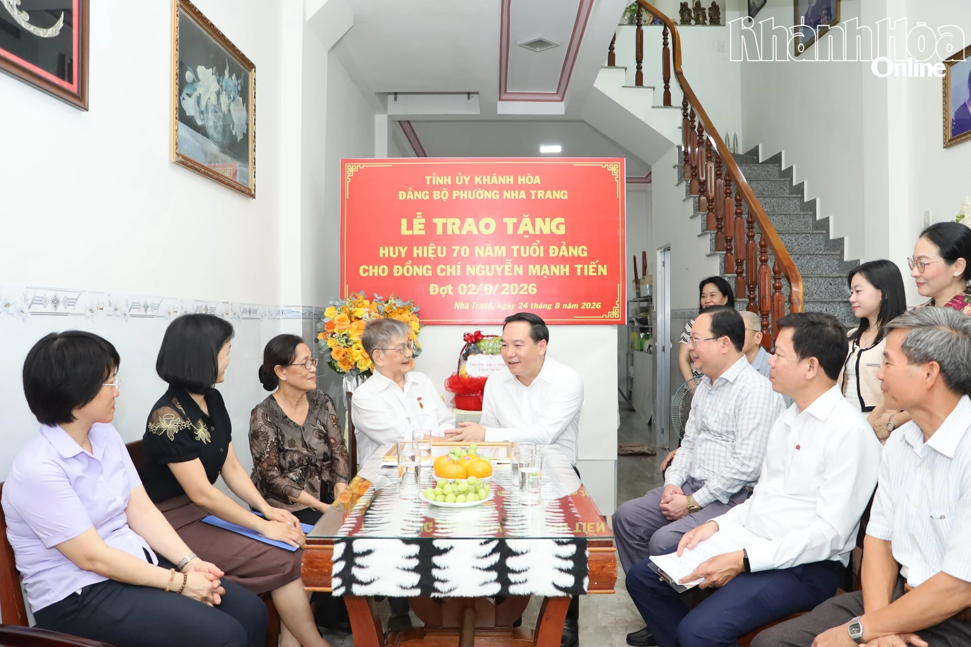 Đồng chí Hồ Xuân Trường cùng các đại biểu thăm hỏi sức khỏe, đời sống gia đình đảng viên Nguyễn Mạnh Tiến.