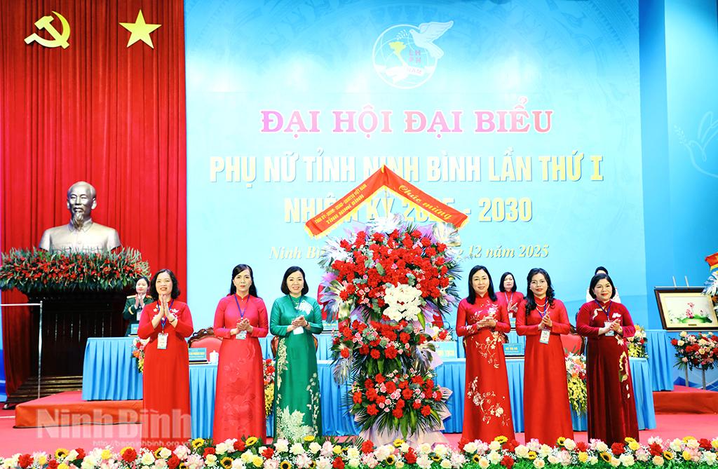 Đồng chí Đinh Thị Lụa, Phó Bí thư Thường trực Tỉnh ủy tặng hoa chúc mừng Đại hội.