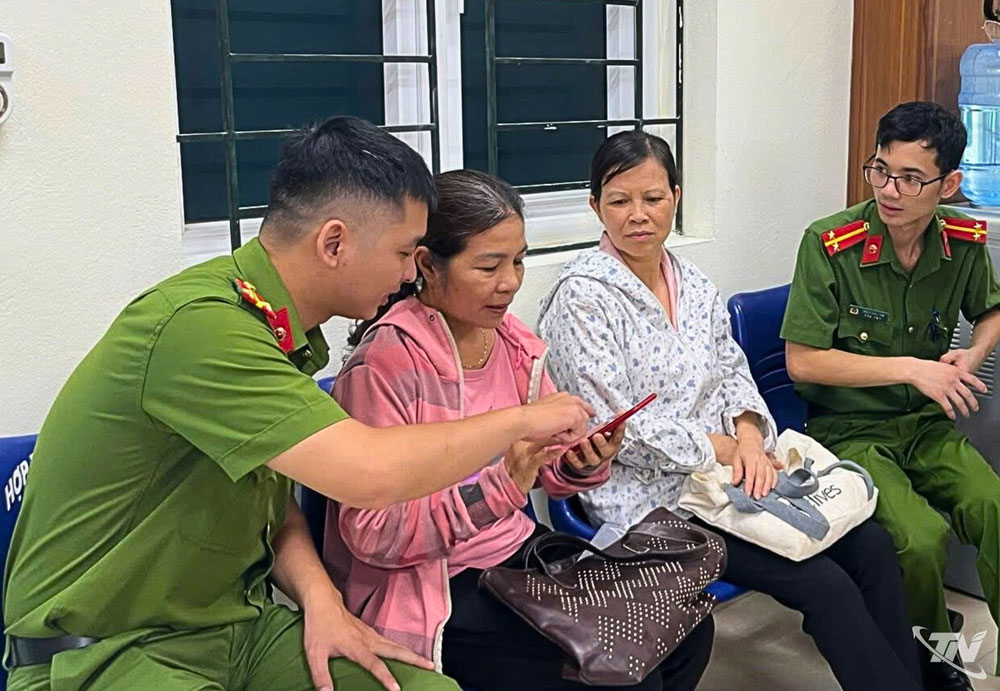   Lực lượng Công an hỗ trợ người dân cài đặt và sử dụng phần mềm ứng dụng trên điện thoại di động.  