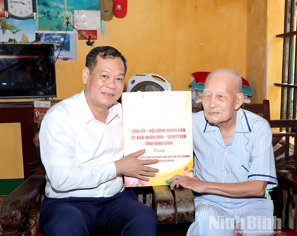 Đồng chí Lê Quốc Chỉnh, Phó Bí thư Tỉnh ủy, Chủ tịch HĐND tỉnh thăm, tặng quà ông Vũ Cao Miên, cán bộ tiền khởi nghĩa, ở thôn An Phong, xã Hải An.