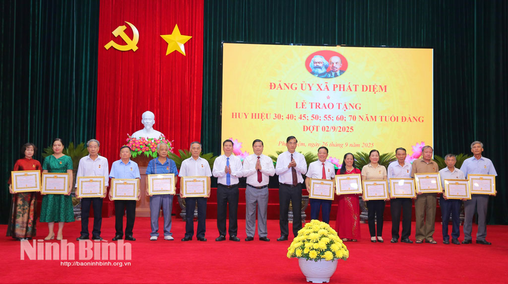 Trao tặng Huy hiệu Đảng cho các đảng viên.